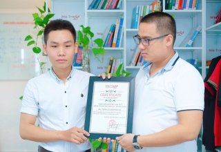 Thưởng du lịch Thái Lan cho nhân viên xuất sắc năm 2017 Trần Lê Nguyên Vũ - Ông Ích Khiêm