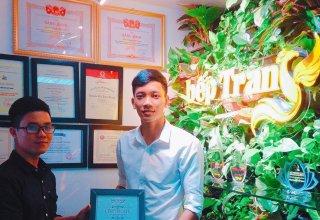 Thưởng du lịch Thái Lan cho Nguyễn Chí Tâm - quản lý chi nhánh Lê Hồng Phong - nhân viên xuất sắc 2017