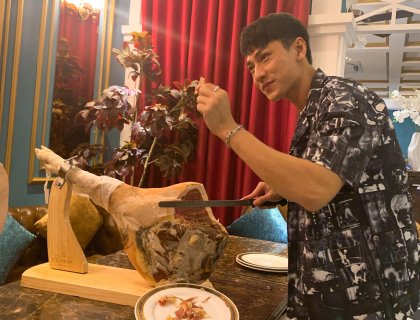 Ca sỹ ISSAC trải nghiệm Đùi Heo Muối Tây Ban Nha