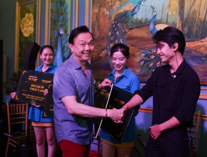 Nghệ sỹ Chí Tài trao học bổng cho nhân viên Trangcasa